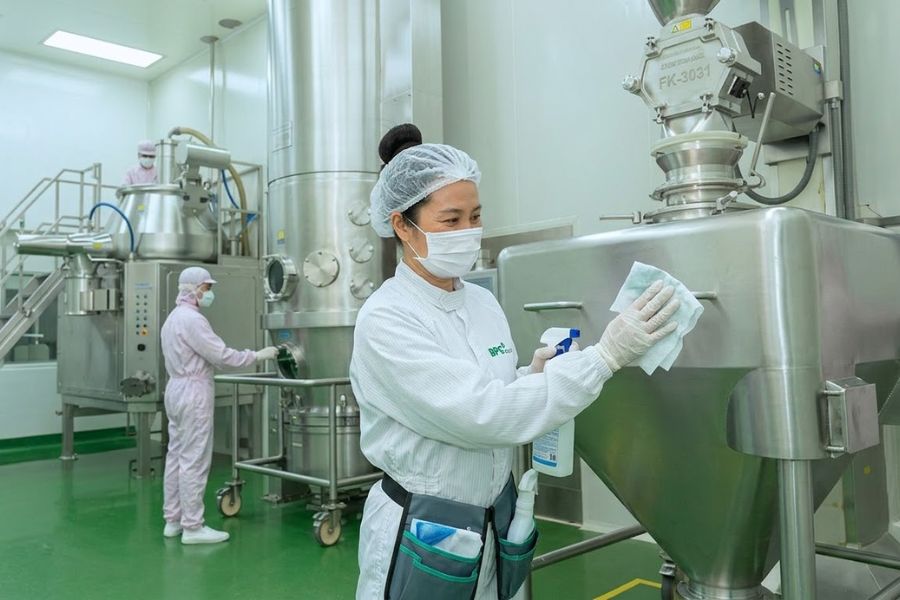 Lau bề mặt ngoài thiết bị inox trong khu sản xuất theo chương trình vệ sinh máy móc