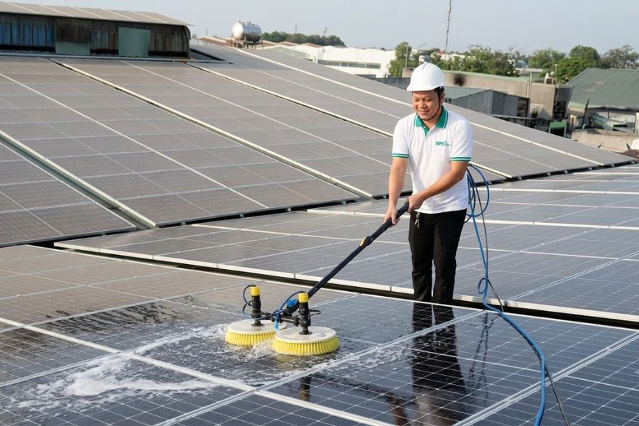 Vệ Sinh Mái Tôn Nhà Xưởng Có Tấm Pin Mặt Trời Áp Mái