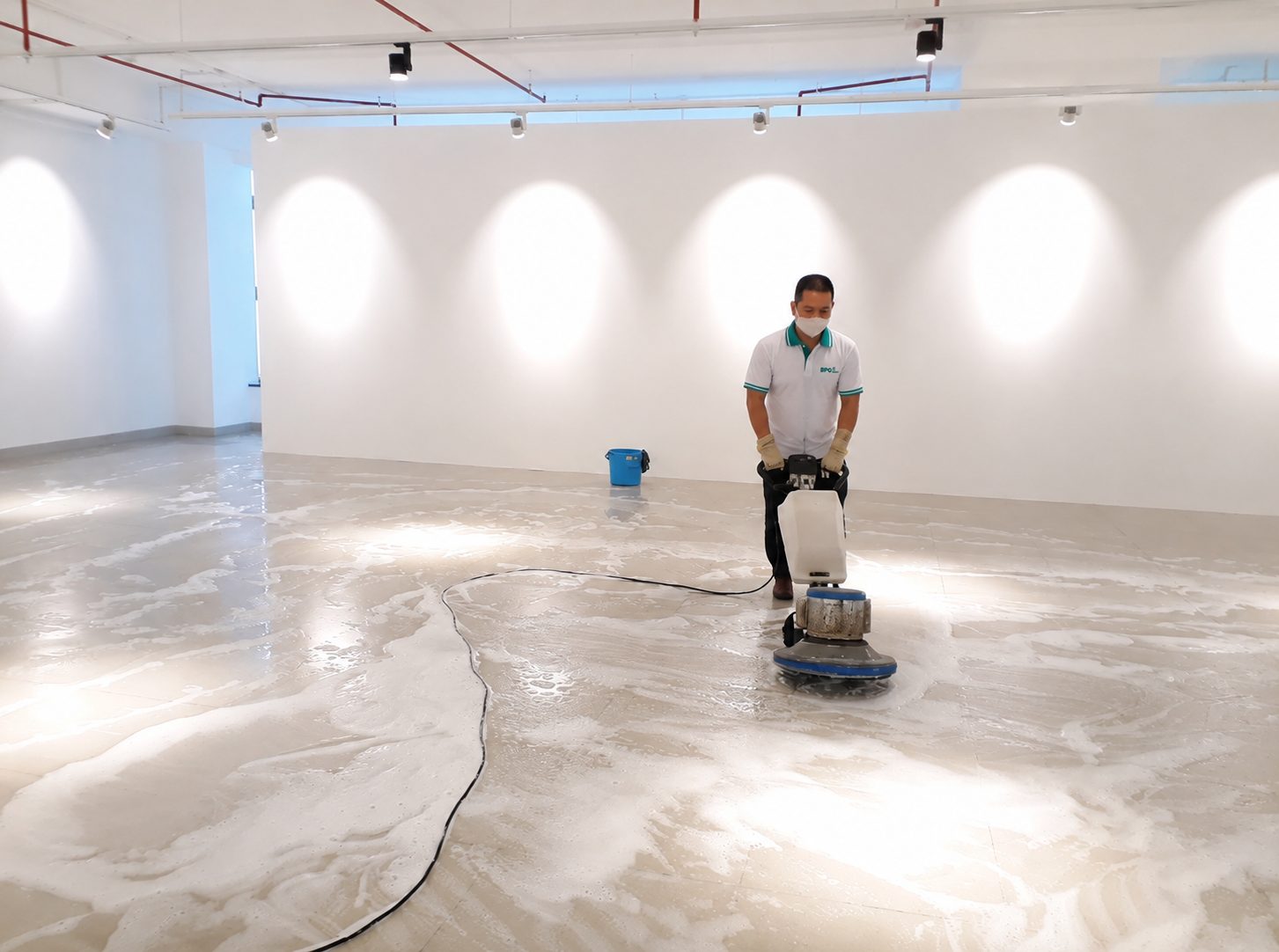 Nhân viên BPG chà sàn sảnh trống sau đợt vệ sinh công nghiệp