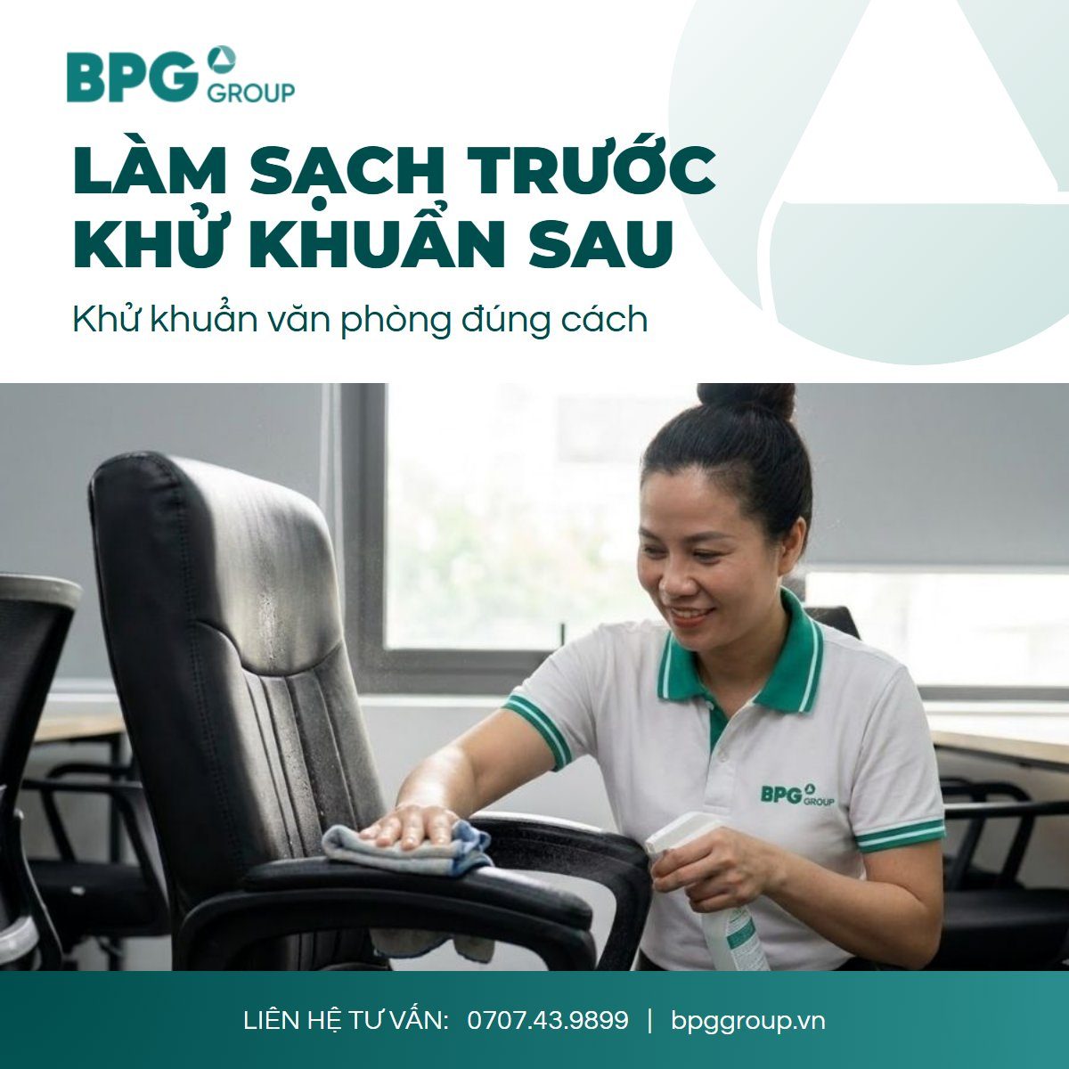 Nhân viên BPG làm sạch bàn làm việc chung trước khi khử khuẩn văn phòng