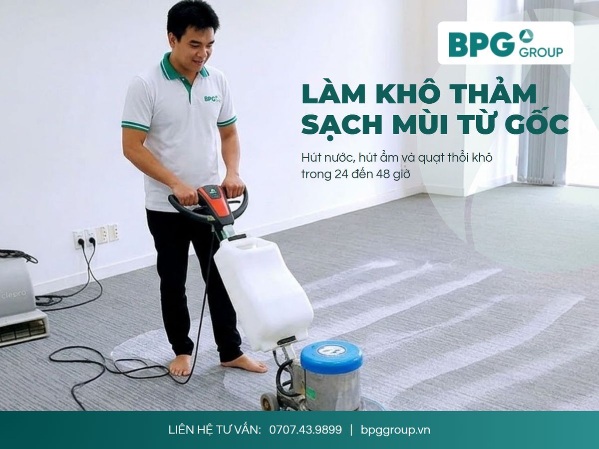 Nhân viên BPG Group chà thảm văn phòng, quạt thổi khô đặt cạnh để làm khô thảm