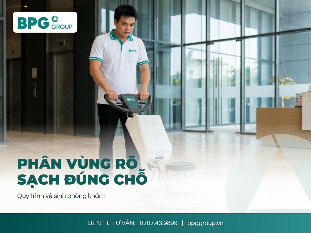 Nhân viên BPG lau sàn khu sảnh chờ theo lượt khách