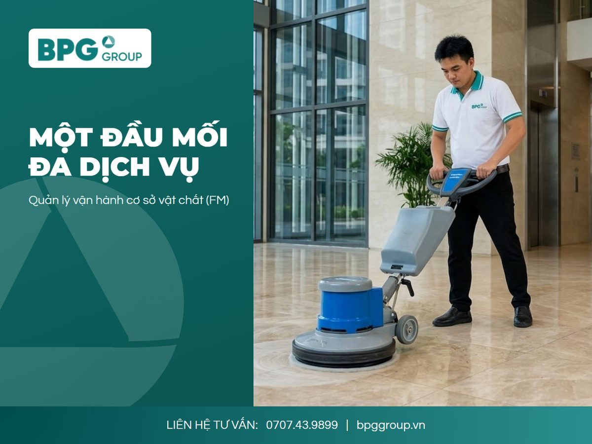 Nhân viên BPG chà sàn đá sảnh tòa nhà trong quản lý vận hành cơ sở vật chất