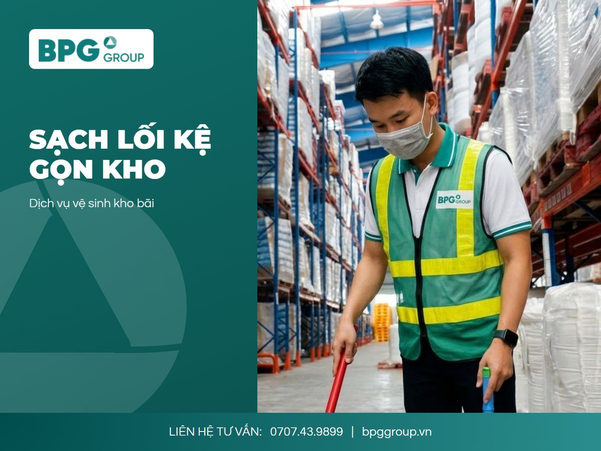 Nhân viên BPG vệ sinh lối đi giữa các dãy kệ kho hàng