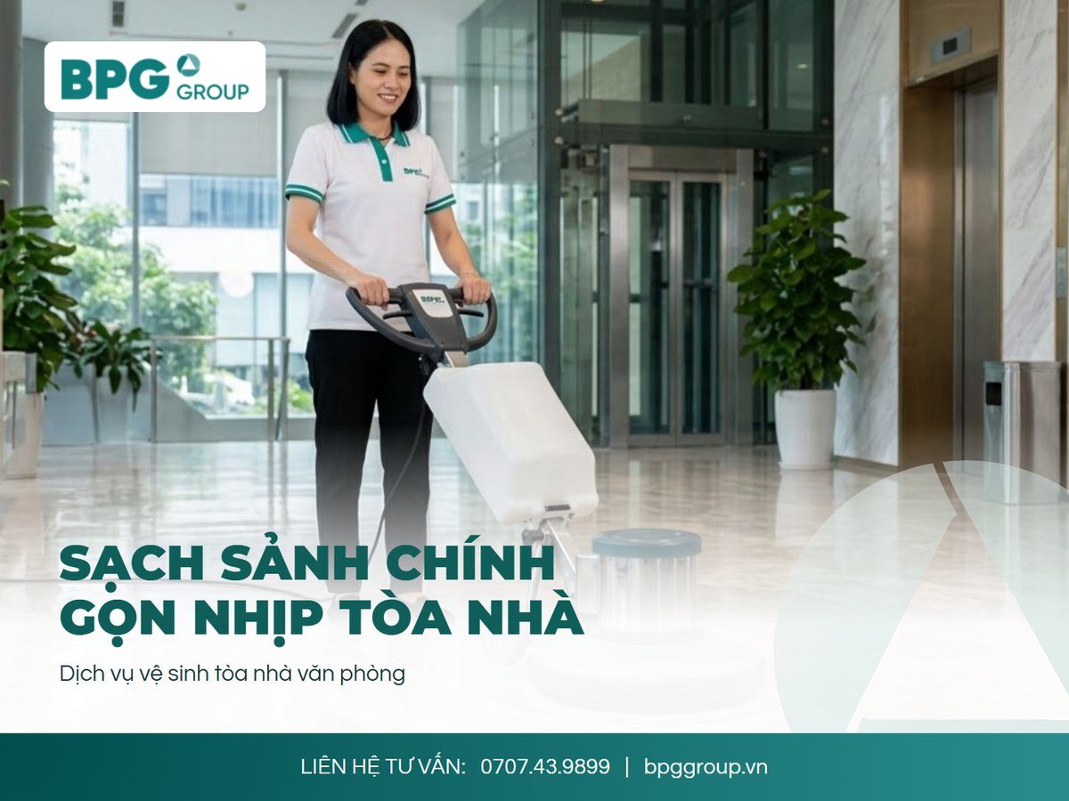 Nhân viên BPG vệ sinh sàn sảnh tòa nhà văn phòng giờ cao điểm